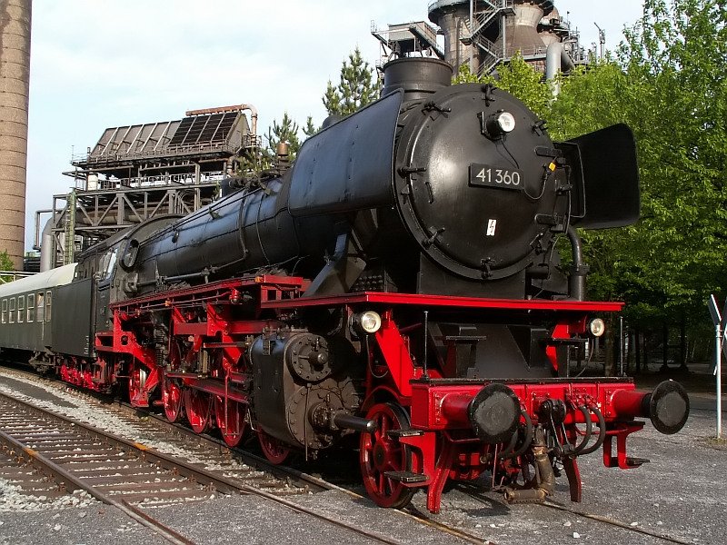 Die Lokomotive 41 360 steht in dem brandneuen Bahnhof  Landschaftspark Nord  in Duisburg aus. Der Bahnhof wurde am 11.05.2007 eingeweiht. Dieser Sonderzug fhrt ber Oberhausen zum Duisburger Hauptbahnhof und zurck. Das Foto stammt vom 12.05.2007