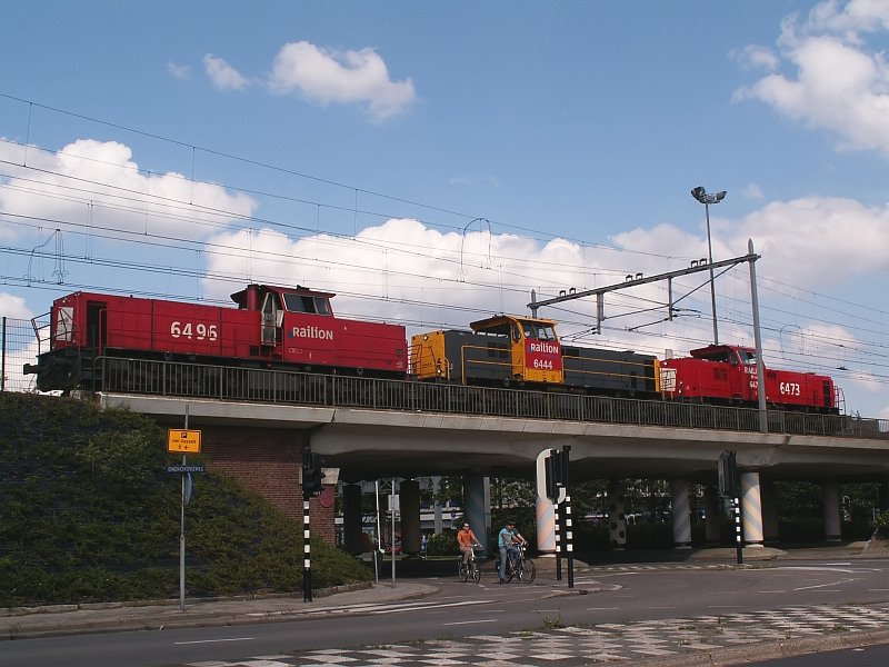 Die Lokomotiven 6496, 6444 und 6473 warten vor dem Bahnhof in Venlo auf ihre Einfahrt. Das Foto stammt vom 17.07.2007