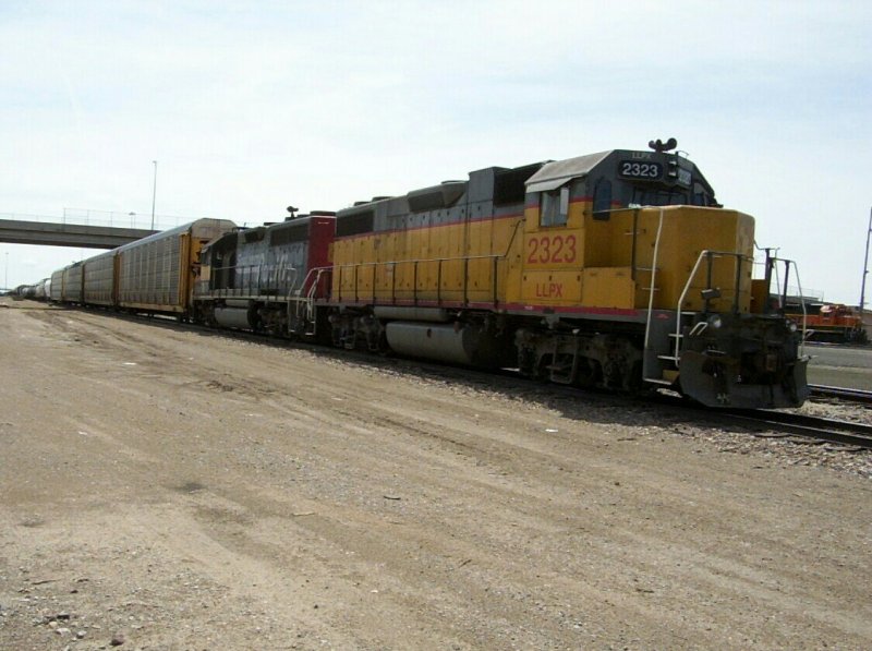Die Loks 2323 (Union Pacific) und 1512 (ebenfalls Union Pacific, tr�gt aber noch die Southern Pacific Lackierung) vor einem gemischten G�terzug am 27.5.2007 in Amarillo (Texas).