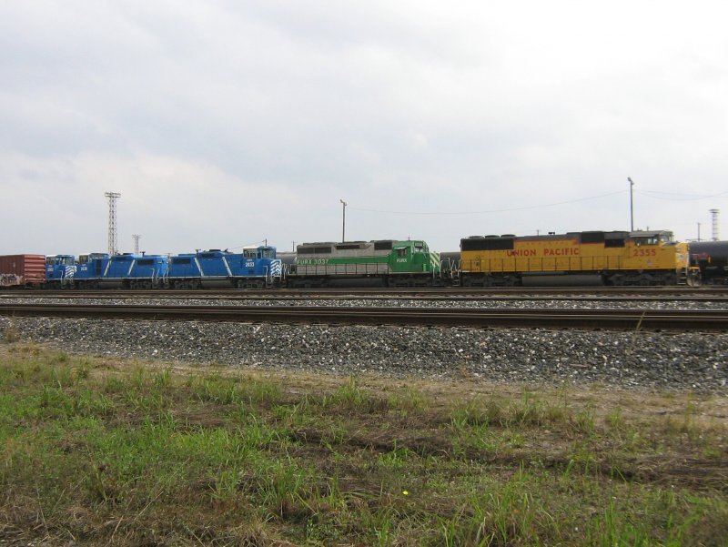Die Loks 2355 (Union Pacific), 3037 (FURX), 2033 und 2038 (CEFX) auf einem Rangierbahnhof in Houston (Texas).