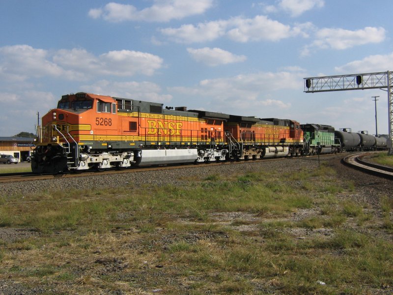 Die Loks 5268, 5264 (beide von BNSF) und 7930 (FURX) sind mit einem Gterzug am 5.11.2007 in Sealy (bei Houston, Texas) unterwegs.