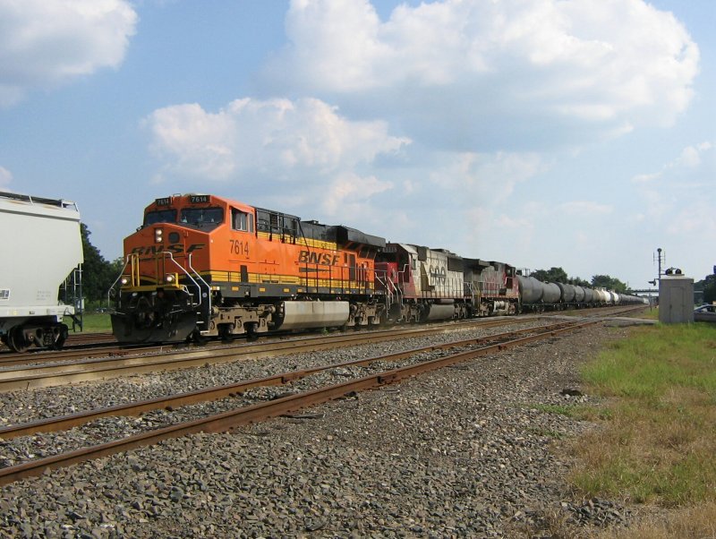 Die Loks 7614 (BNSF), 6000 (CEFX) und 682 (BNSF, mit alter Santa Fe Lackierung) sind am 23.9.2007 mit einem Gterzug bei Sealy (westlich von Houston, Texas) unterwegs.