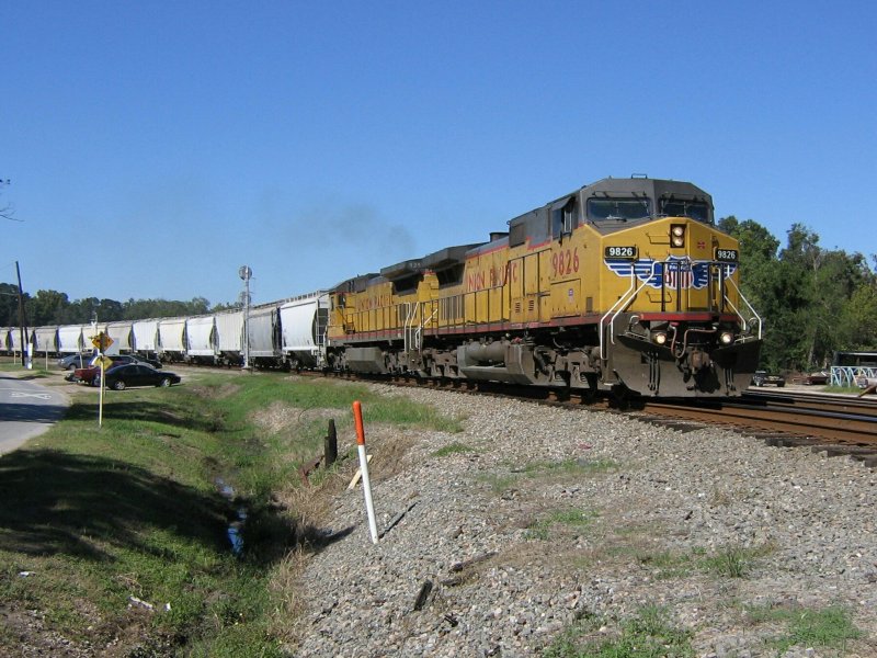 Die Loks 9826 und 925, beide von Union Pacific, ziehen am 10.10.2007 gemeinsam einen Gterzug, aufgenommen in Spring.