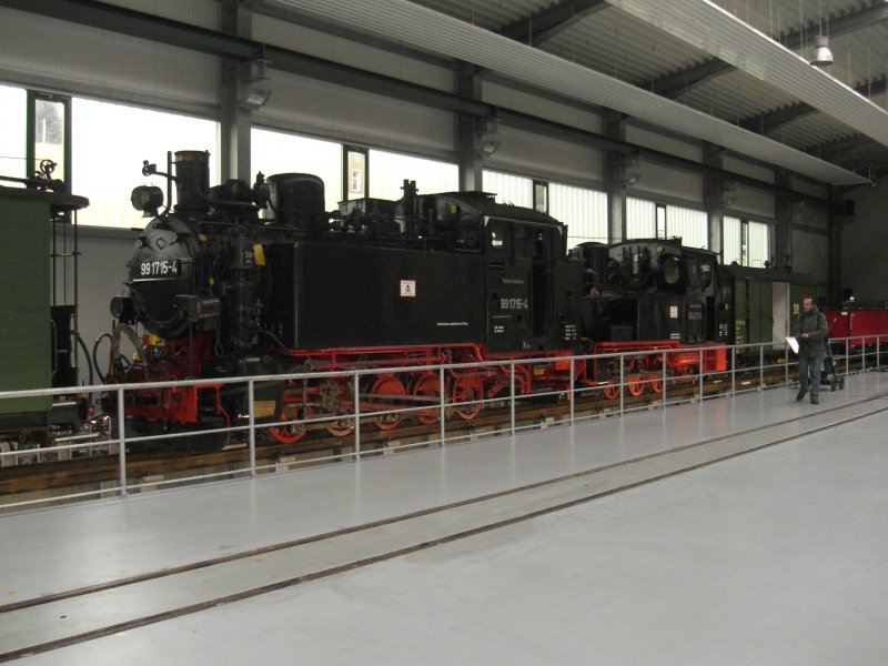 Die Loks 99 715 und 99 4511 in der neuen Wagenhalle der Pressnitztalbahn in Jhstadt, OT Schlssel. Das Gelnder muss sein, damit niemand in den Kanal fllt, wenn´s auch beim fotografieren strt. Jhstadt 28.12.2006