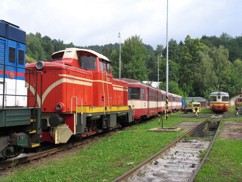 Die Loks der Baureihe 715 wurden speziell fr die Strecken Podbrezov–Tisovec und Tanvald–Kořenov (Tannwalder Zahnradbahn) beschafft. Wegen ihrer sterreichischen Herkunft erhielten die Lokomotiven den Beinamen Rakuanka. Hier ist die T426.001 (715.001-4), in Tanvald zu sehen am 12-7-2009.