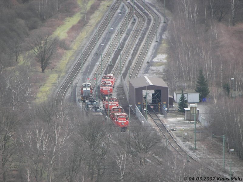 Die Loks der RBH im  Käfig  im Bergeumsatzpunkt Recklinghausen-Hochlarmark/Herten vom Landschaftsbauwerk  Hoheward  (http://www.horizontastronomie.de/halde.htm)aus einer Höhe von ca.120m. 04.03.2007