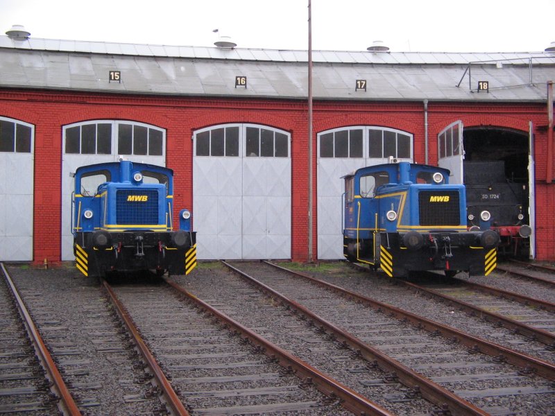Die Loks V246 (332 030-6) und V249 (332 090-1) der Mittelweserbahn vor dem Lokschuppen in Siegen.