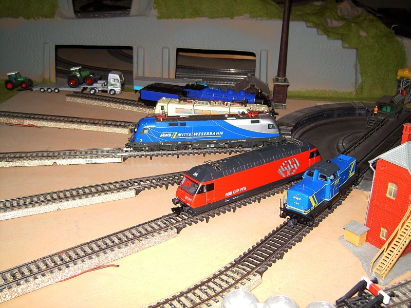 Die Loks von vorne nach hinten: Die MWB V100, die Re 460 046, der MWB Taurus, die 184 003 und die Knig Ludwig S3/6 im BW.   