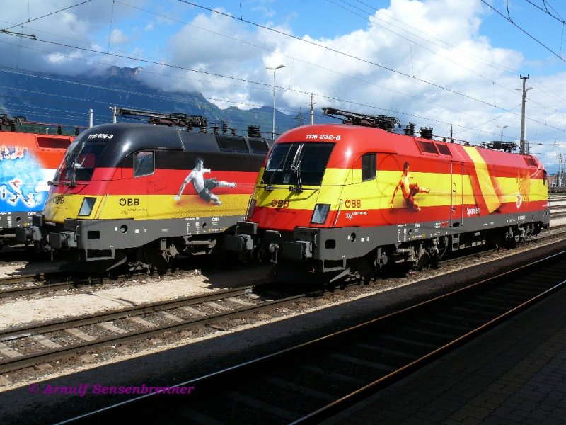 Die Loks zum Endspiel der Fuball Euro 2008 aufgestellt in Wrgl. Ergebnis: Die rot-gelb-rote Lok (alias 1116 232)hatte schlussendlich die Nase vorn vor der schwarz-rot-goldenen Lok (alias 1116 036).

Parade von 16 der 18 Euro-Werbeloks. 

24.08.2008 Wrgl.
Feier-150 Jahre-Eisenbahn-in-Tirol 