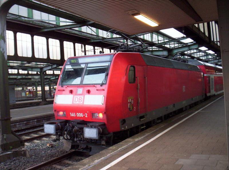 Die Ludwigshafener 146 006-2 als RE 5 (mit 6 Wagen) von Koblenz nach Emmerich in Duisburg Hbf. 16.08.2005