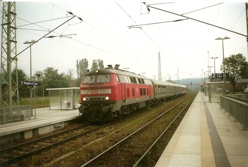 Die Lbecker 218 413 mute mit ihren 3 Wagen-Sonderzug im Sommer 2007 einen Betriebshalt in Bergen/Rgen einlegen.