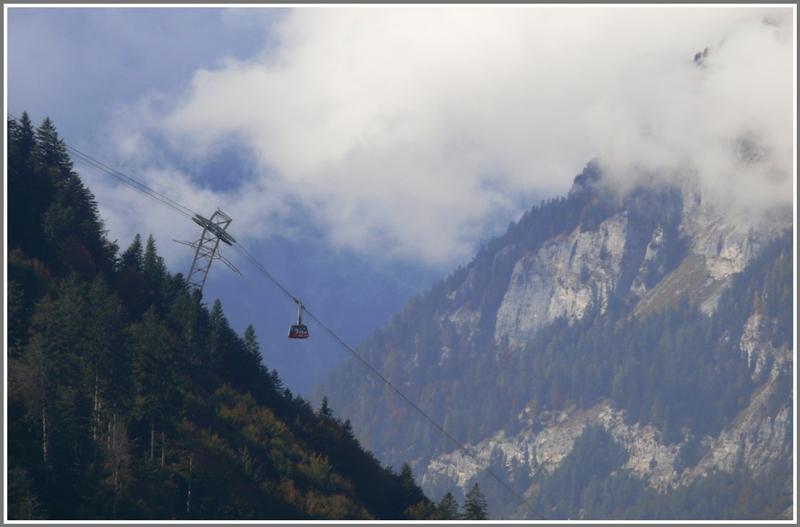 Die Luftseilbahn Chur - Dreibndenstein passiert gleich den einzigen Mast zwischen der Talstation in Chur und der Umsteigestation Knzeli. (11.10.2009)