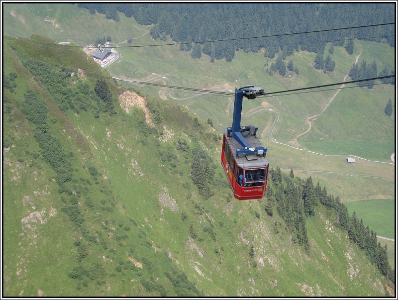 Die Luftseilbahn zur Pilatus Kulm, aufgenommen am 19.07.2007 von der Dachterasse der Bergstation. Bei meinem Besuch des Pilatus habe ich mich aber lieber der Zahnradbahn anvertraut, sowohl fr den Hin- als auch den Rckweg