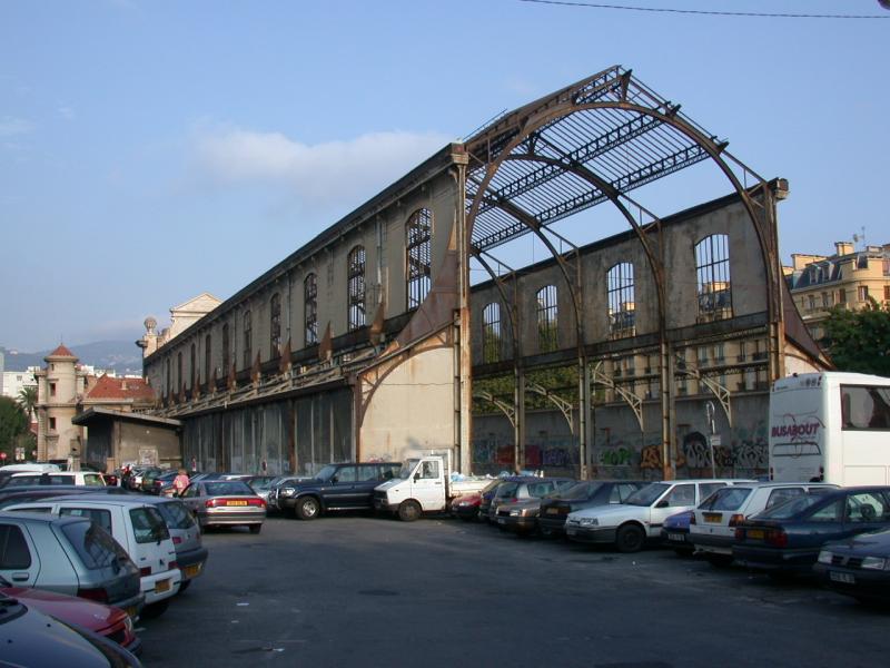 Die mchtige Bahnhofshalle zeugt von der einstigen Grsse der Chemin de fer de la Provence. Heute sucht man sich den Weg zwischen parkierten Autos hindurch zum neuen Bahnhofsteil.(05.10.2004)