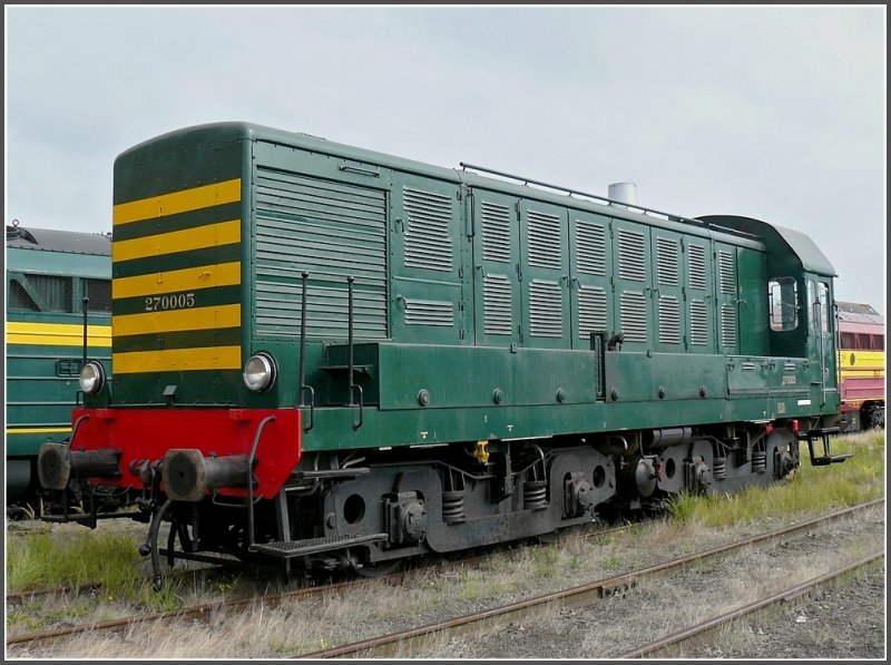 Die mchtige Diesellok 270.005 (7005) stand am 12.09.09 fr Fhrerstandsmitfahrten am Tag der offenen Tr bei der PFT-TSP in Saint Ghislain zur Verfgung. Diese 500 kW starke Lok diente von 1954 bis 2001 als Rangierlok in den Verschiebebahnhfen von Antwerpen und wurde sogar im Gterverkehr eingesetzt. Sie wurde 2002-2003 von der PFT-TSP restauriert. (Hans) 
