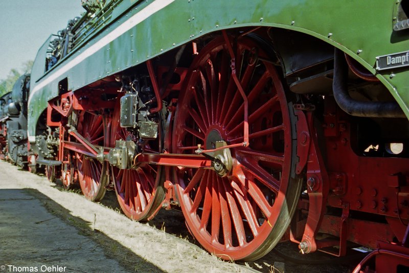 Die m�chtigen Treibr�der der 2C1 - Lok beeindrucken immer wieder den unmittelbar davorstehenden Betrachter - so auch am Morgen des 25.08.06 im Bw Chemnitz-Hilbersdorf.