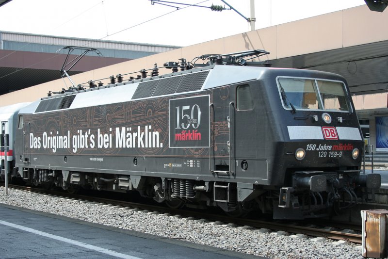 Die Mrklin Werbelok 120 159-9 zieht im Sandwich einen IC in Dsseldorf HBF, aufgenommen am 07.08.2009