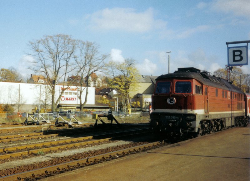 Die Magdeburger 232 395-4 bei der Einfahrt in Goslar. Sie brachte den RE3778 von Halle(Saale)Hbf. Hier im November 1998.