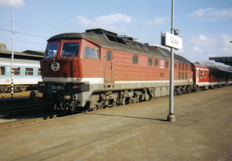 Die Magdeburger 232 395 brachte den RE aus Halle(Salle). Goslar im November '98.