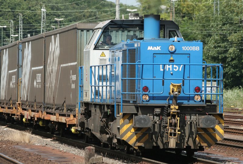 Die Mak 1000BB DH57 durchfhrt Kln West mit einem Containerzug am 07.07.2009