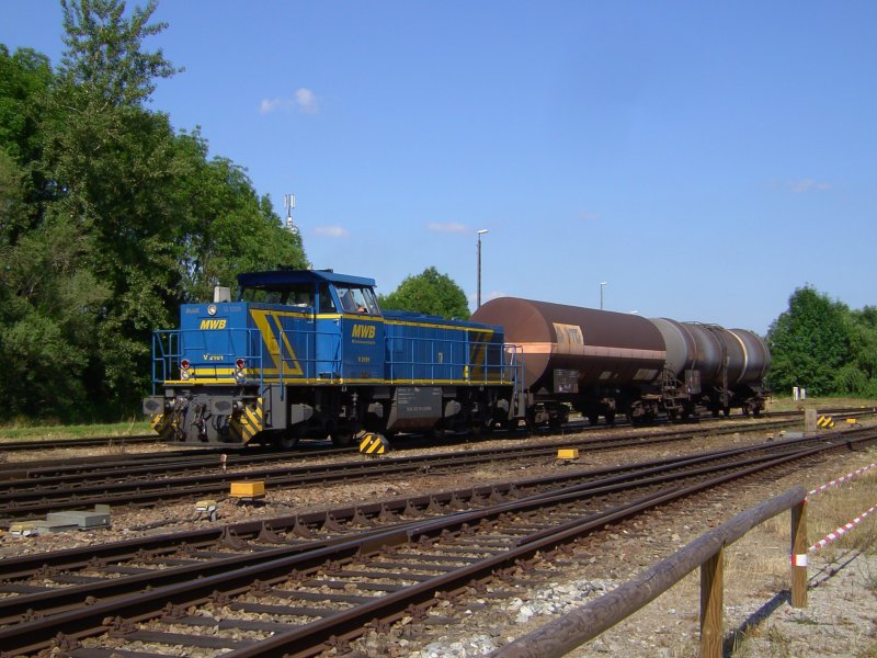Die MAK G 1206 der MWB am 21.06.2008 bei der Einfahrt in Mhldorf mit einem zwei Wagen Kesselzug. 