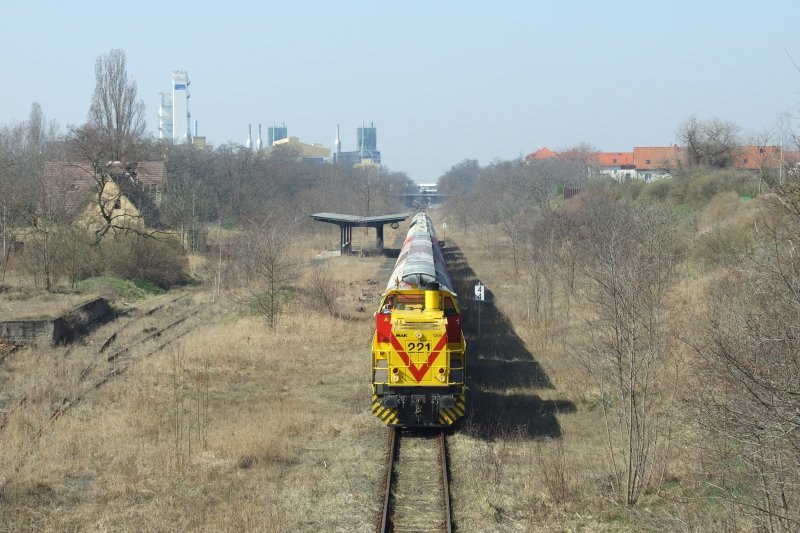 Die MaK-Lok 221 der Baureihe G 1206 zieht hier einen Kesselwagenzug durch den bereits seit Jahren stillgelegten Bahnhof von Leuna Rtg. Wallendorf. Im Hintergrund sieht man auch einige Anlagen aus Leuna.
Leuna, der 3.4.09