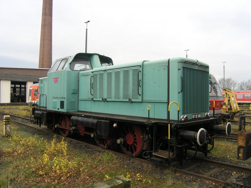 Die MaK Stangendiesellok 107 02 der Deutschen Regional Eisenbahn steht schon seit langer Zeit an wechselnden Standorten im Bw Braunschweig abgestellt. Am 21.11.2007 steht sie an der  Siemensbhne  abgestellt.