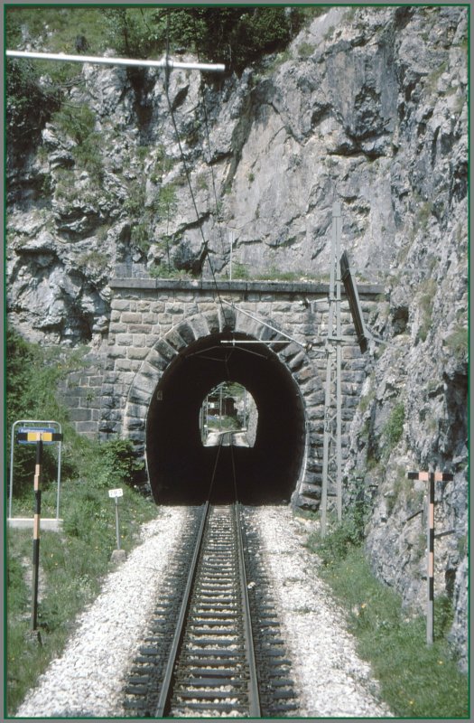 Die Mariazellerbahn-Bergstrecke ist reich an gut gepflegten Kunstbauten, wie hier das Tunnelportal zwischen Gsing und Annaberg. Blick aus dem letzten Wagen.(07/98)