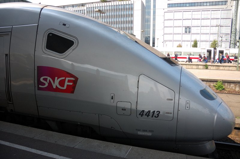 Die markante Schnauze eines TGV der 2. Generation, hier des 4413. Besonders herausstechend das druckdicht ausgefhrte Fhrerstandsfenster, welches eher an ein Raumschifffenster erinnert. (Stuttgart, am 16.08.2008). 