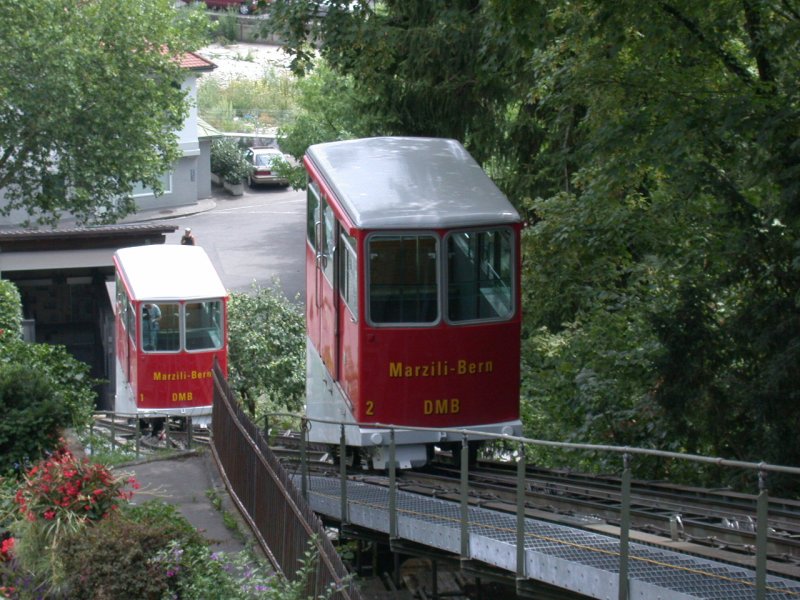 Die Marzilibahn in Bern ist angeblich die krzeste Standseilbahn Europas mit 106m Lnge und einer Hhendifferenz von 31m. Die DMB verbindet das Marziliquartier lngs der Aare mit der Bundesterrasse. (17.07.2003)