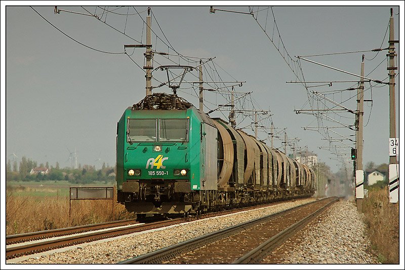Die Maschinen der R4C kommen regelmig an die sterreichisch/ungarische Grenze. Am 13.4.2008 hat 185 550 der R4C den LTE/R4C Getreidezug 47192 in Heygeshalom bernommen, welchen sie in weiterer Folge bis Bottrop durchgehend bespannt hat. Die Aufnahme entstand einige Kilometer westlich der ungarischen Grenze in Sarasdorf.