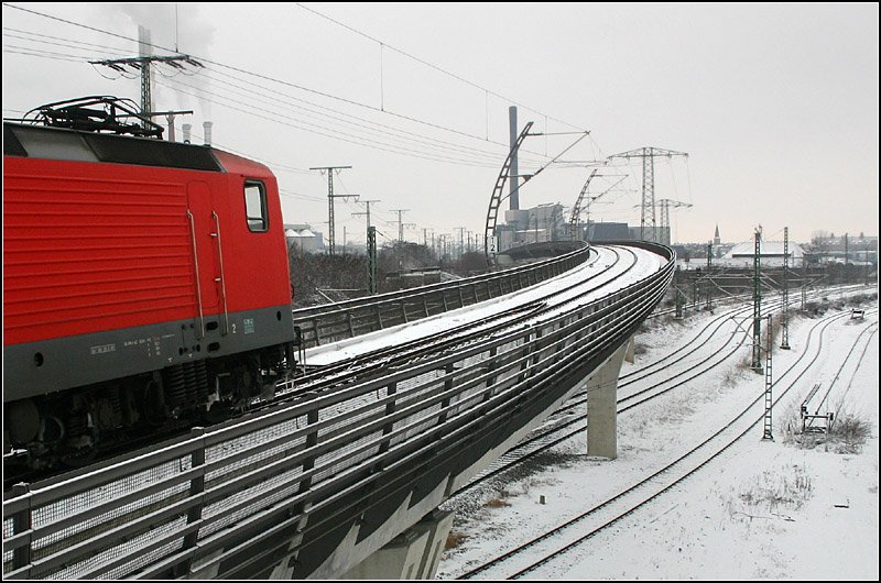 Die Masten sind anders -

Eingleisige, aufgeständerte Strecke der Nürnberger S3 westlich des Hauptbahnhofes an der 2004 neu eröffneten Hochstation  Steinbühl . 

05.03.2006 (M)