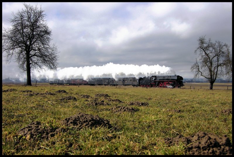 Die Maulwrfe lassen sich das Winterdampf-Spektakel doch wirklich entgehen. Kein einziger wurde gesichtet. Hier das Beweisfoto. . 01.1533 kurz vor Geinberg. 28.02.2009