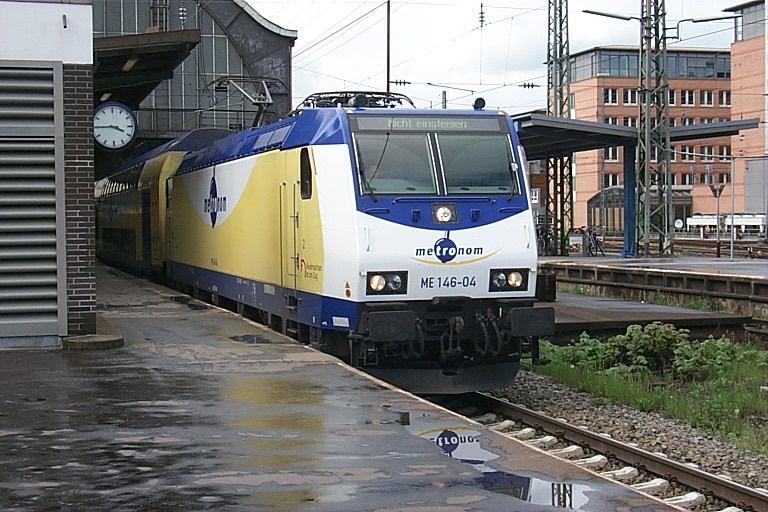 Die ME 146-04 hat ihre Fahrt beendet und steht am 6.5.05 auf Gleis 8 des Bremer Hauptbahnhofs.