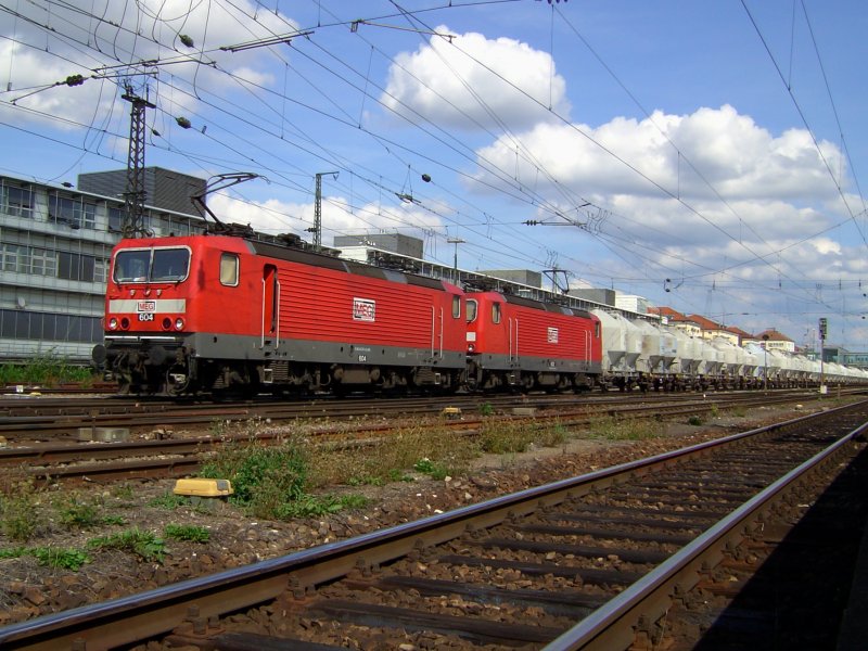 Die MEG 143 604 und die 602 am 26.08.2008 bei der Durchfahrt mit einem Zementzug in Regensburg Hbf.