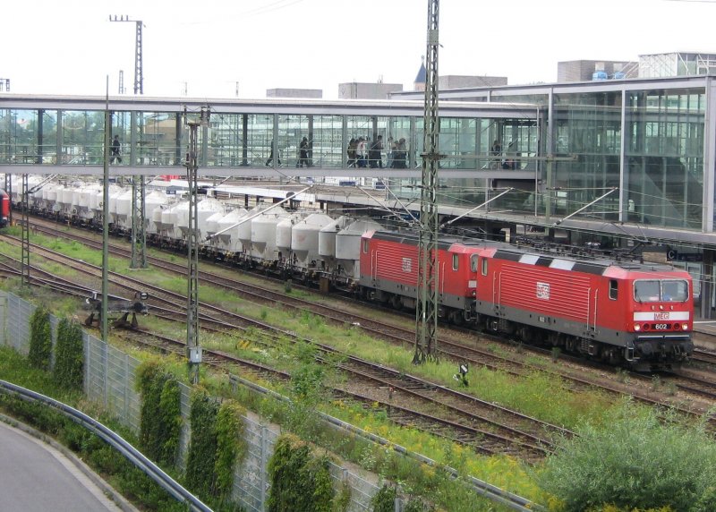 Die MEG Loks 602 und 601 bespannen am 21.8.2007 einen Zementzug, aufgenommen in Regensburg.