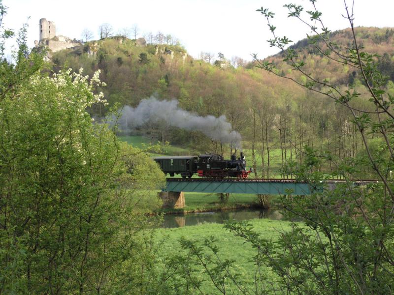 Die in Meiningen aufgearbeitete 70 083 gab am 1.-Mai-Wochenende 2005 im Rahmen ihrer �berf�hrung zum Bayer. Localbahnverein ein Gastspiel auf der Dampfbahn Fr�nkische Schweiz, und dampft hier unterhalb der Burgrune Neideck �ber die Wiesentbr�cke in Richtung Ebermannstadt.
30.04.2005 - Olympus C8080