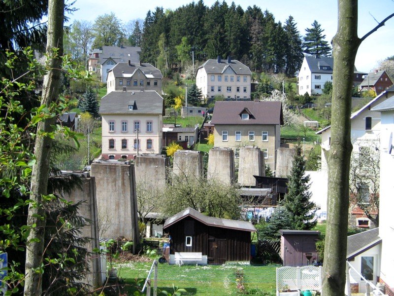 Die meisten Pfeiler der Gornsdorfer Talbrcke stehen am 20.04.07 noch