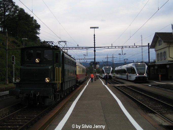 Die meisten wrden es gerne sehen, wenn die Ae4/7 planmssig nach Kobelnz kommen wrde, und nicht bloss am 12.8.06 als Extrazug, diese Pflicht haben nun die beiden rechts stehenden Thurbo GTW bernommen.