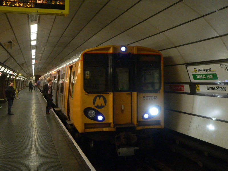 Die Merseyrail ist ein S-Bahn-�hnliches System in Liverpool. Im Innenstadtbereich fahren die Z�ge, die mit 750 Volt �ber eine Stromschiene versorgt werden, unterirdisch. Technisch interessant ist, dass das System erst in den 70er Jahren entstand. Gleichstromsysteme d�rften eigentlich damals schon als veraltet gegolten haben. Das abgebildete Fahrzeug der Class 507 wurde Ende der 70er Jahre gebaut und 2004/2005 modernisiert. Aug. 2006, James Street, Liverpool