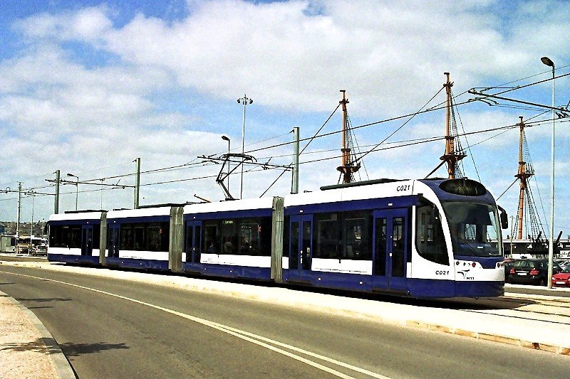 Die Metro Sul do Tejo besitzt 24 vierteilige Niederflur-Gelenkwagen des Combino-Nachfolgetyps von Siemens. Hier Tw C 021 beim Fhranleger Cacilhas (14. Mai 2009) - Negativ-Scan -