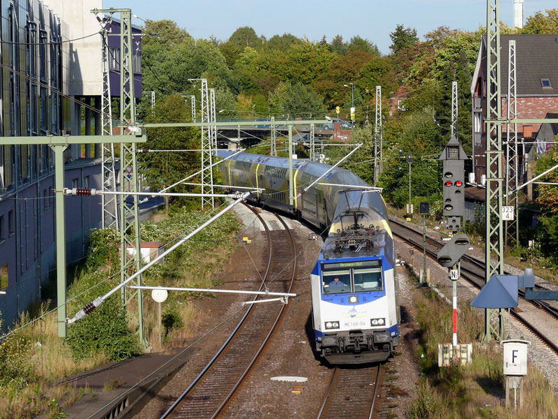 Die metronom-Lok ME 146-04 mit dem ME 81168 Hamburg Hbf - Bremen Hbf bei Einfahrt in Buchholz(Nordheide); 22.09.2009
