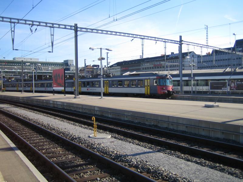 Die ''Mirage'' RABDe 510 012-8 verliess am 9.10.05 den Zrcher Hauptbahnhof als S24 nach Horgen Oberdorf.
