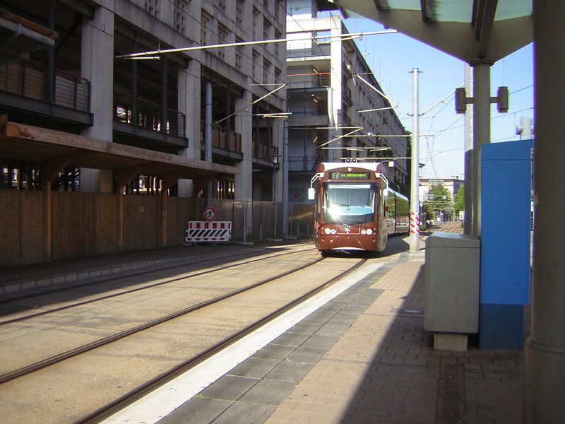 Die mit Mc Donalds gestaltete Saarbahn fhrt gerade die Haltestelle Saarbrcken Hauptbahnhof an.