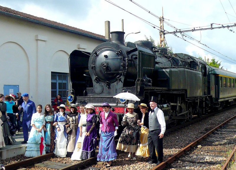 Die Mitfahrt im Sonderzug mit der 141 TD 740 an der Spitze war an die Bedingung geknpft, in einem Kostm aus alten Zeiten zu erscheinen. Pauillac, 6.Juni 2009.