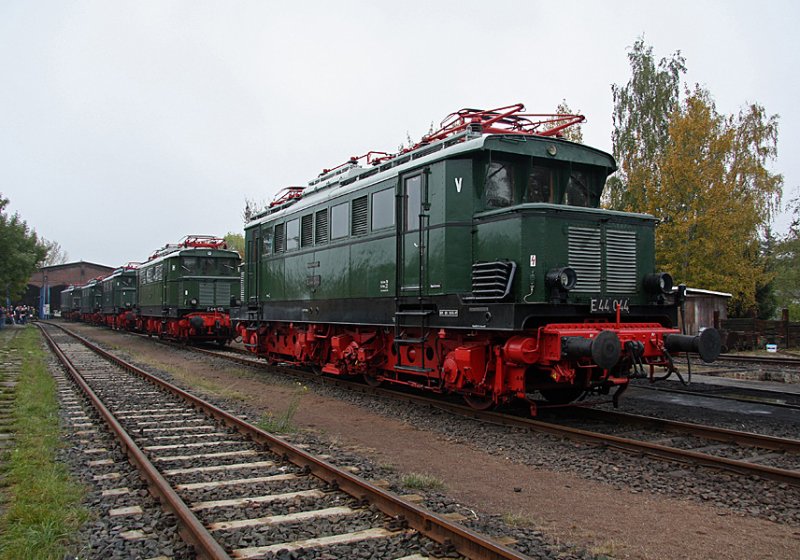 Die Mitglieder vom Verein Eisenbahnmuseum Bayerischer Bahnhof zu Leipzig e.V. lassen sich zu ihren Tagen der offenen T�r immer wieder etwas besonderes einfallen. Zum diesj�hrigen Saisonausklang am 24.10.2009  holten sie sieben E 44 nach Leipzig-Plagwitz. Zu Gast waren E44 044, E44 046, E44 103, E44 105, E44 108, E44 143 und E44 507.