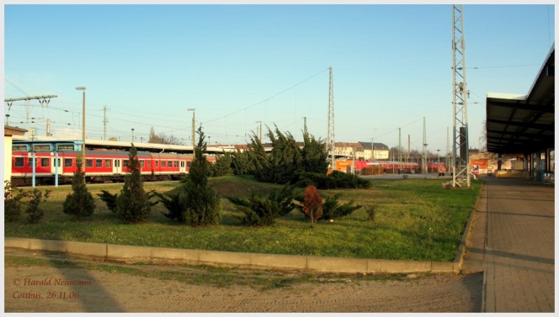 Die Mittelinsel des Bfs Cottbus wurde im Jahr 1995 zur Buga als Grnanlage gestaltet. Im Sommer blht es hier krftig. Vor dem letzten Krieg stand hier ein imposantes Empfangsgebude.