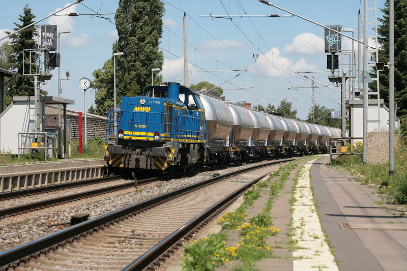 Die Mittelweserbahn zieht mit der Lok 2304 ihren Gterzug durch Schwerin Grries. 16.07.2009