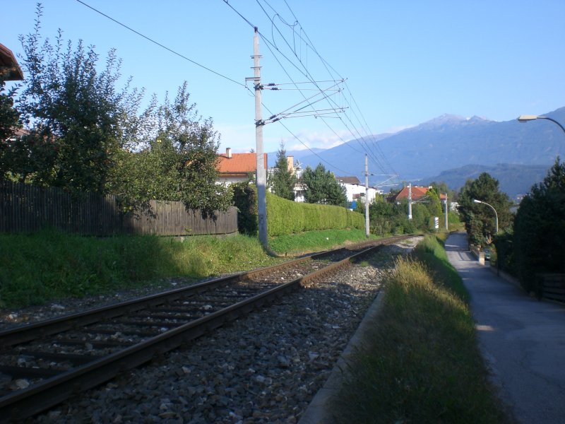 Die Mittenwaldbahn verluft kurz nach der Hst. Allerheiligenhfe direkt neben einem kleinen Weg, der optimal zum Fotografieren ist (wenig  strende  Leute/Autos, gut erreichbar).
In der Ferne ist der Glungezer zu erkennen, gleich wird die Strecke nach Links schwenken und am Berg entlang nach Innsbruck fhren,wo sie in die Arlbergbahn eingefdelt wird.
September 2008