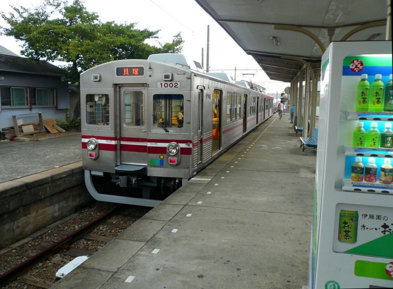 Die Mizuma-Bahn: Von den 1990 vom Tky-Konzern (Teil der Tokyo S-Bahn) bernommenen 10 Wagen (Tky Serie 7000, Baujahre 1962-1966, fr Einfahrt in die Tokyo-U-Bahn geschaffen) wurden 2006/7 8 Wagen vllig modernisiert (so ergaben sich die neuen 2-Wagenzge 1001/3/5/7). Hier steht Zug 1001+1002 an der Endstation Mizuma, 16.August 2008. Wagen 1002 ist derselbe Wagen, der 1979 als 7009 des Tky-Konzerns (S-Bahn Tokyo) aufgenommen wurde.  